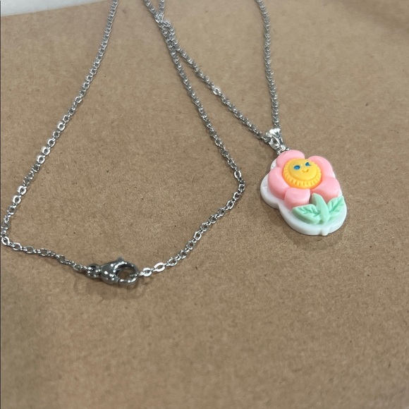 Cute Flower Pendant Necklace - Picture 2 of 4